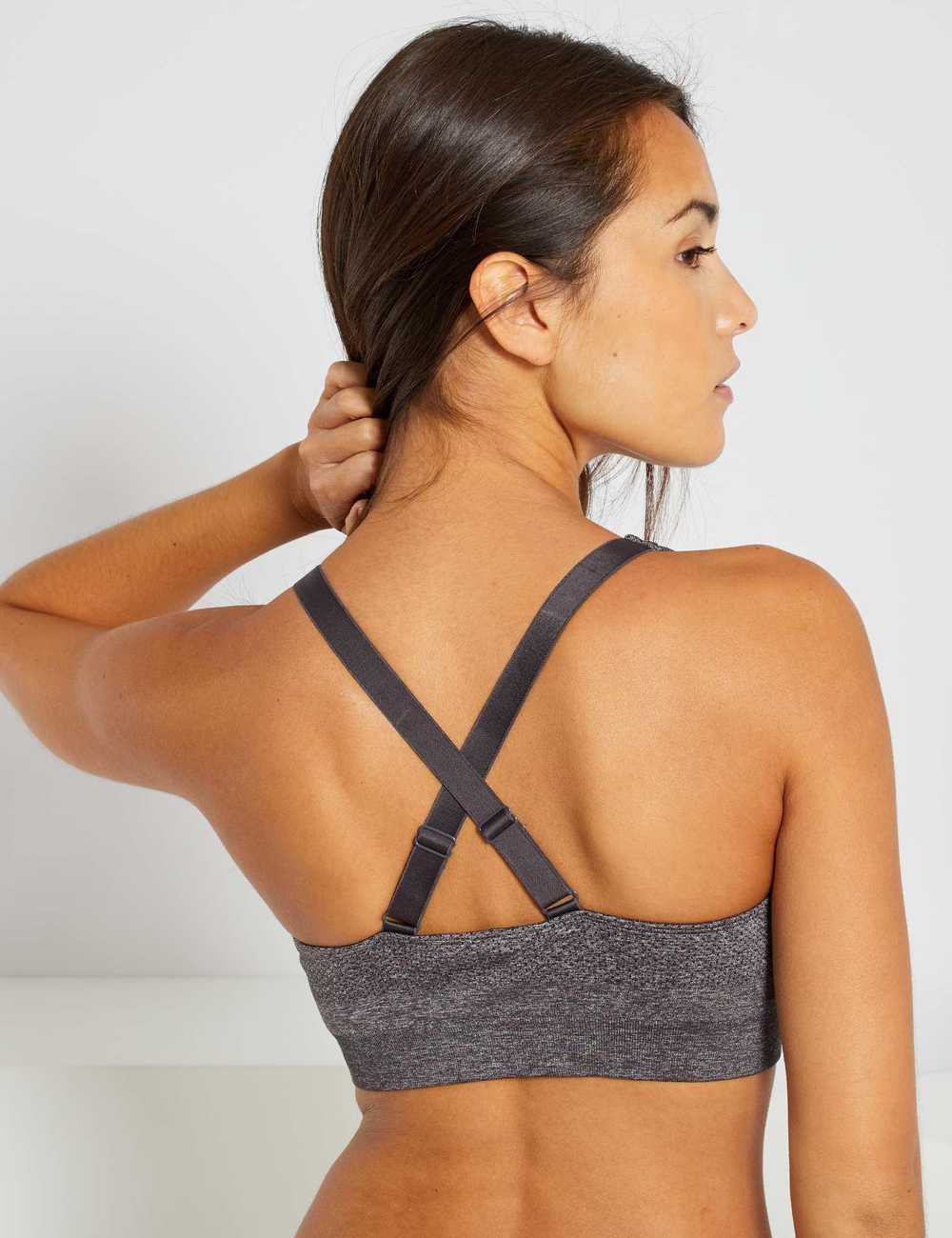 Sports bra with removable pre-formed cups